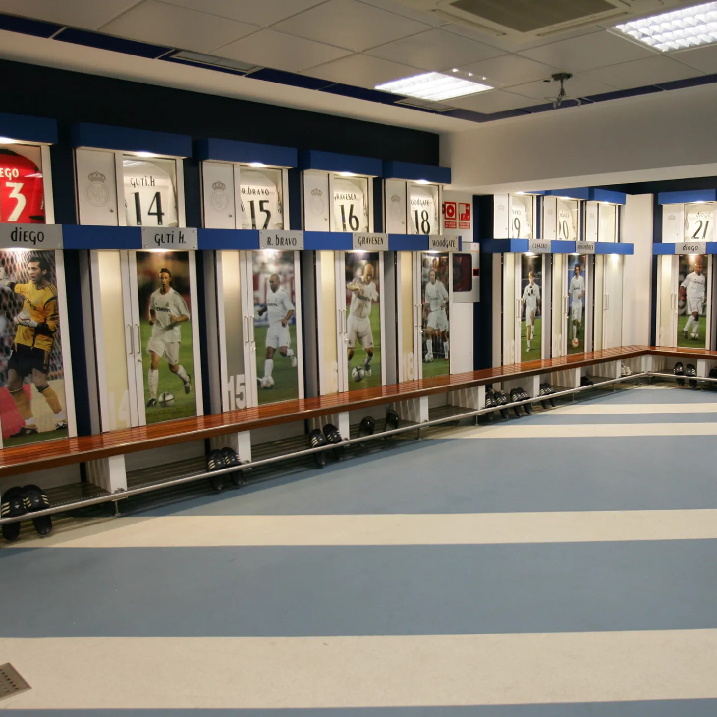 Pursuit 3 Back To School | Memorabilia^Santiago Bernabéu Stadium Real Madrid Locker Room Piece – White Wood Teak